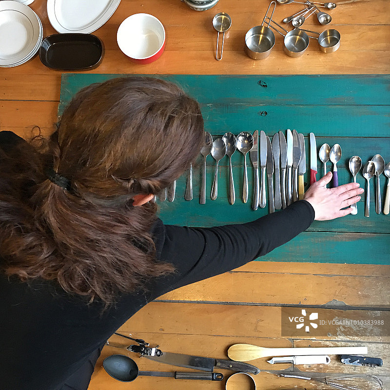 女摄影师在摄影棚里拍摄图片素材