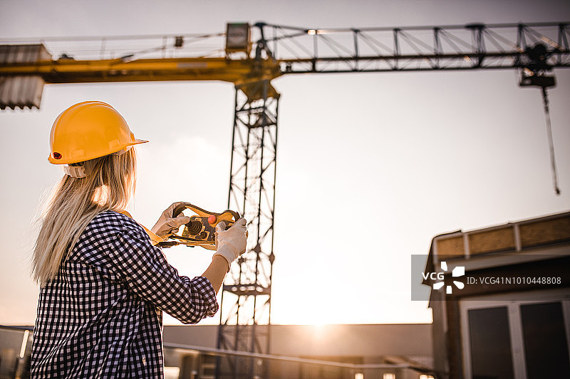 女工操作起重机的背影图片素材