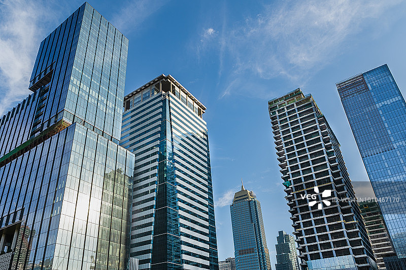 博尼法西奥环球城阳光下的蓝色高楼图片素材