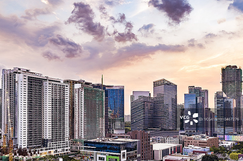 博尼法西奥环球城高楼林立的浪漫紫色天空城市景观图片素材