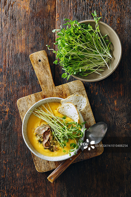 南瓜豌豆熏鸭胸肉汤配面包丁图片素材