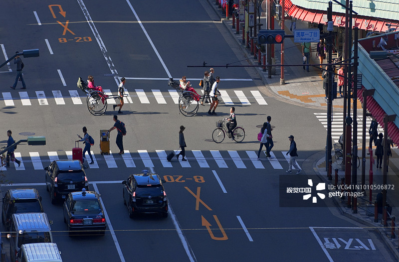 日本东京浅草老街雷门大道上的人力车图片素材