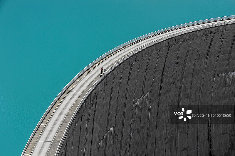 在奥地利卡普伦莫泽博登水坝边行走的人们图片素材