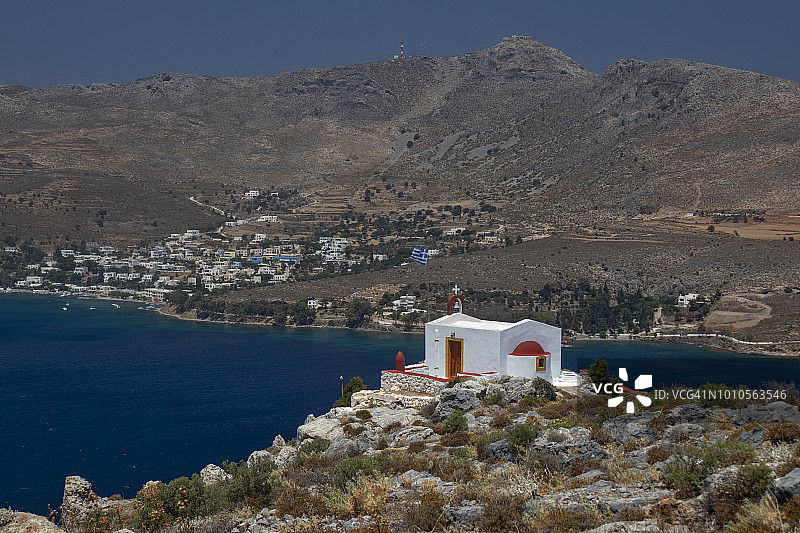 位于莱罗斯岛，靠近莱罗斯城堡小山上名为“先知以利亚”的小教堂，俯瞰海湾，希腊图片素材