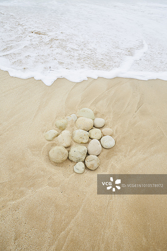 海滩上石头的高角度视图图片素材