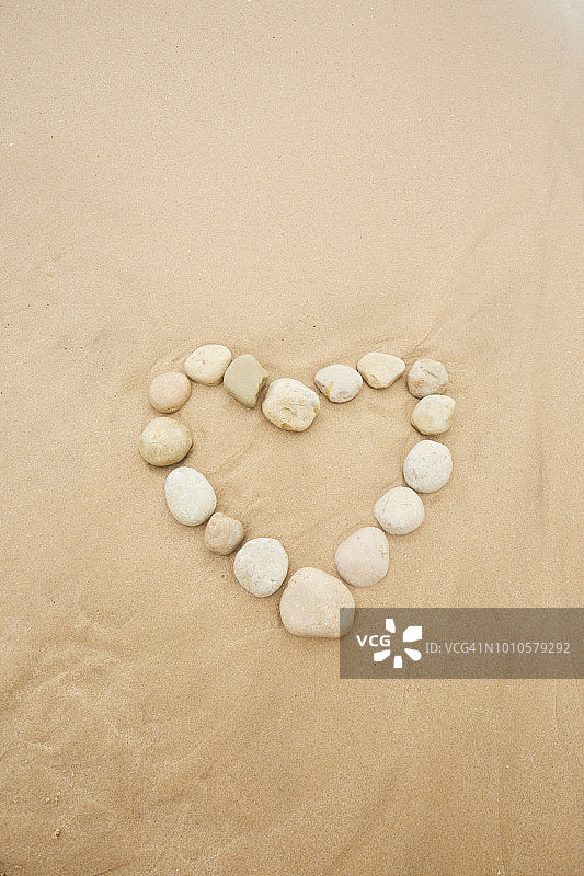 海滩上用石头砌成的心形的俯视角度照片图片素材