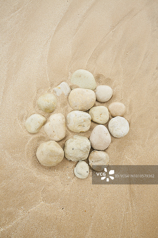 海滩上石头的高角度视图图片素材