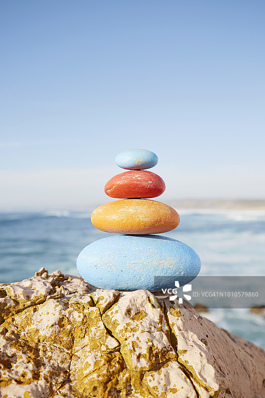 海边堆叠的彩色平衡石图片素材