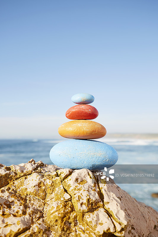 海边堆叠的彩色平衡石图片素材