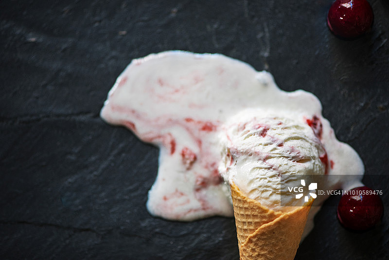 蛋卷冰淇淋融化图片素材