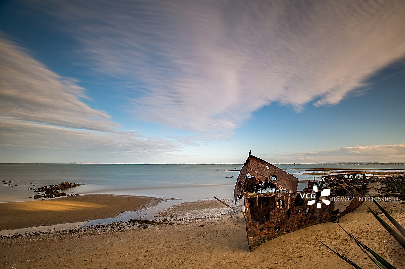 海滩沉船之上的高积云图片素材