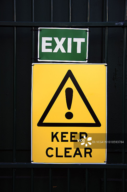 建筑工地安全门的出口和保持畅通标志图片素材