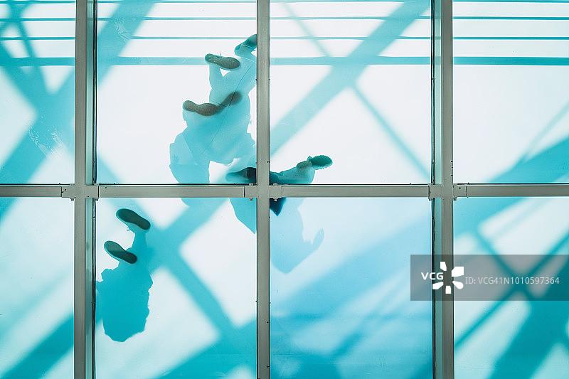 人行玻璃桥上的人们图片素材