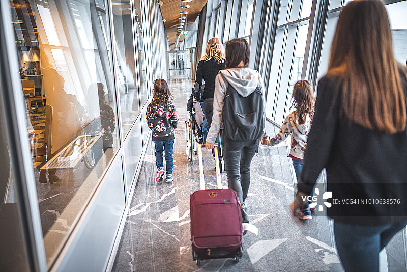 在机场带着行李的乘客后视图图片素材