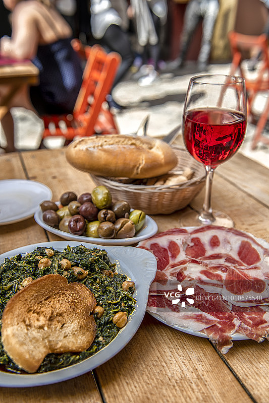 户外餐厅餐桌上的西班牙小吃图片素材