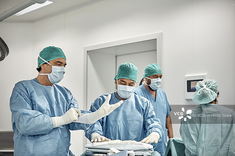 手术室里的医生团队图片素材