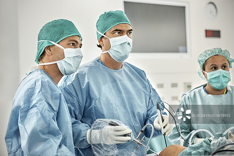 外科医生在关节镜手术中移开视线操作病人图片素材