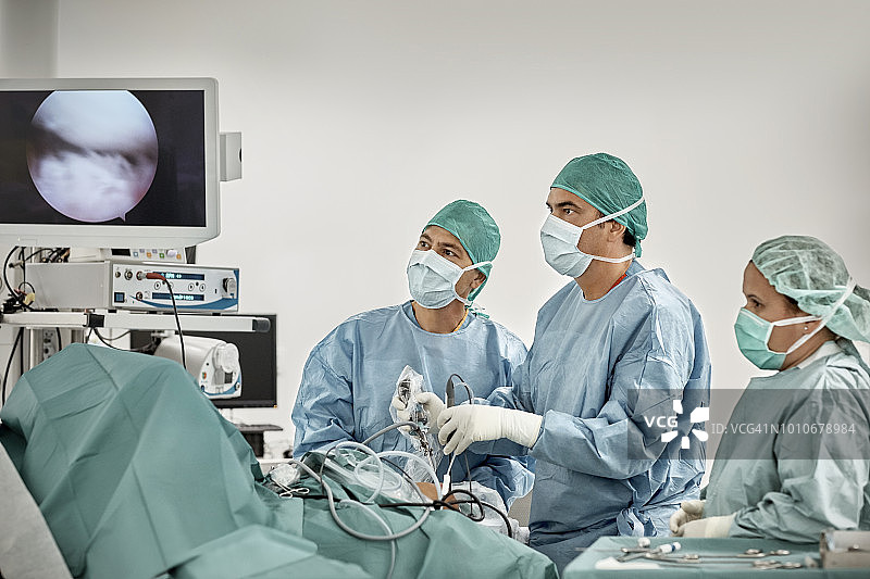 外科医生在急诊室为关节炎患者进行手术图片素材