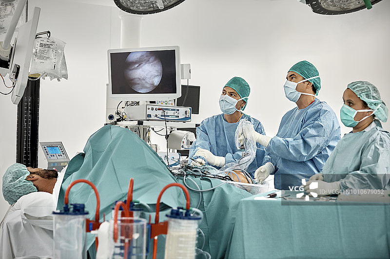 外科医生在关节镜检查时查看电脑显示器图片素材