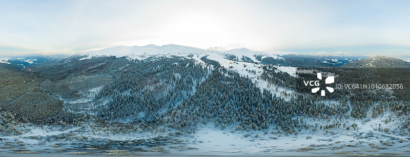 冬季雾中山脉360度全景航拍图片素材