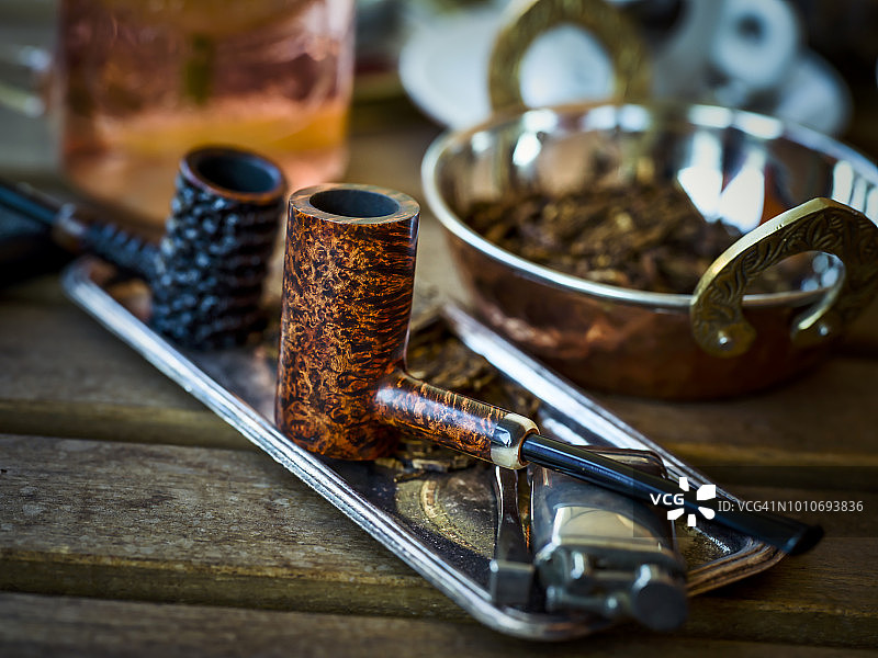 桌上的烟斗和烟草图片素材