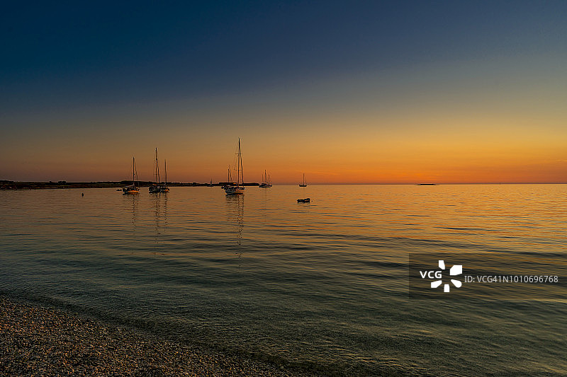 海面帆船日落美景图片素材