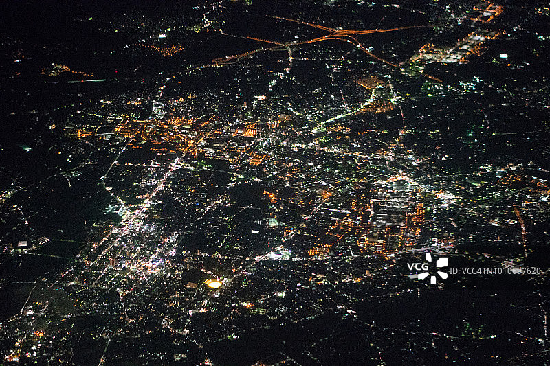 从飞机上俯瞰日本爱知县丰田市夜景图片素材