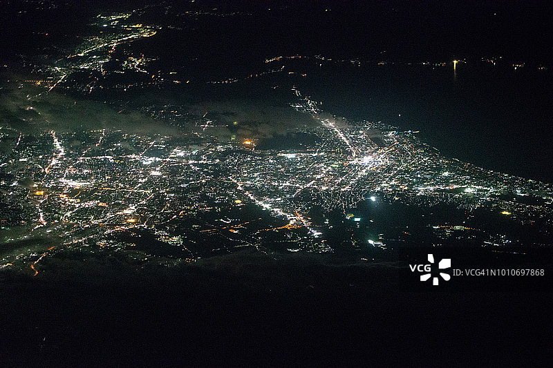 从飞机上俯瞰夜晚的日本静冈县三岛市和沼津市图片素材