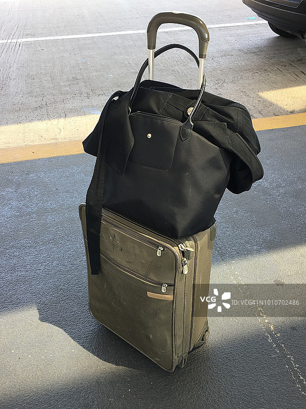 在奥黑尔机场路边等候专车的旅客行李箱图片素材