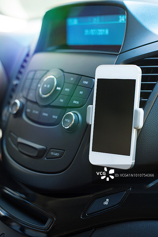 在汽车里的智能手机图片素材