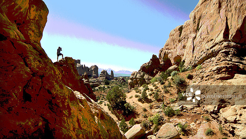 摄影师在美国拱门国家公园图片素材