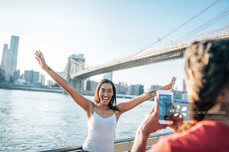 情侣享受在纽约的城市之旅图片素材