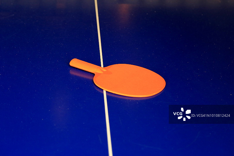 桌面乒乓球拍与球桌图片素材