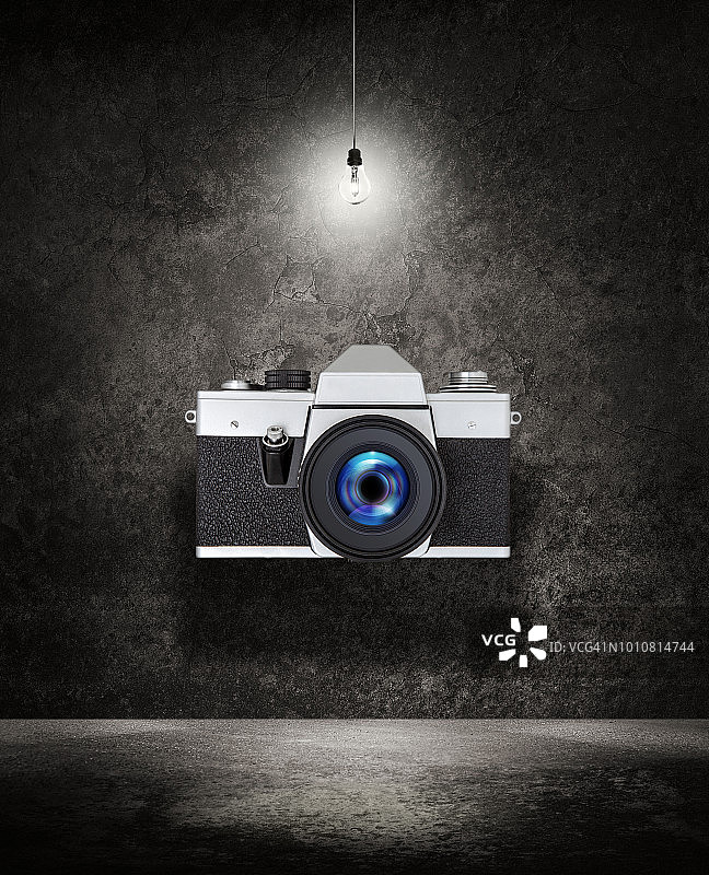 灯泡下的复古单反相机图片素材