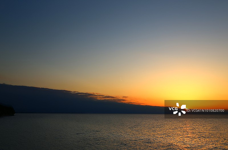 伊利湖上空的绚丽日落天空，俄亥俄州莱克伍德图片素材