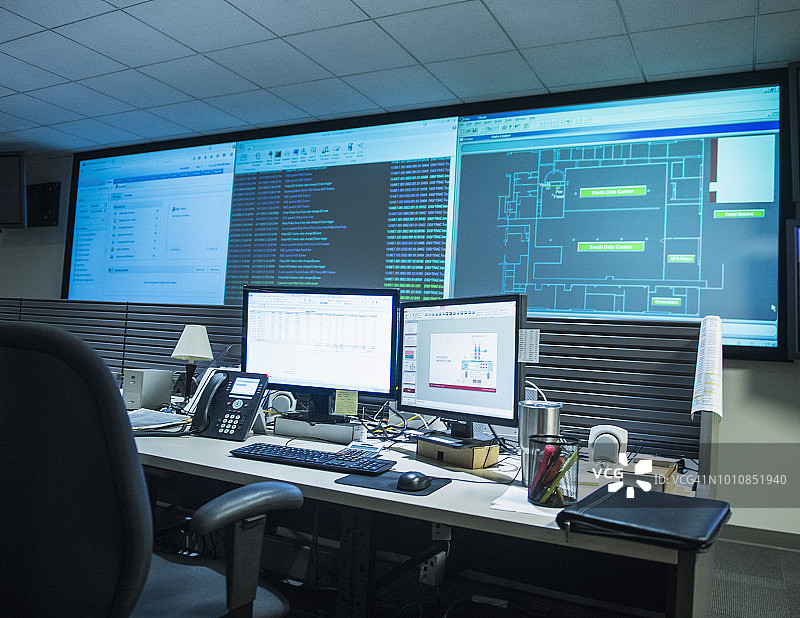 网络服务器控制室内的电脑显示器和办公桌图片素材