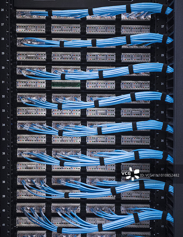 网络服务器中的蓝色电缆图片素材