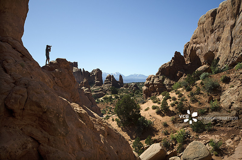 摄影师在美国拱门国家公园图片素材