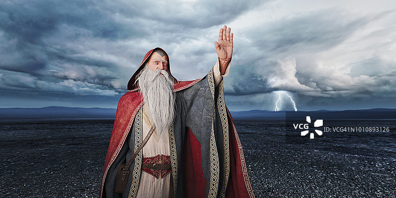 长白胡子老巫师召唤风暴和闪电图片素材