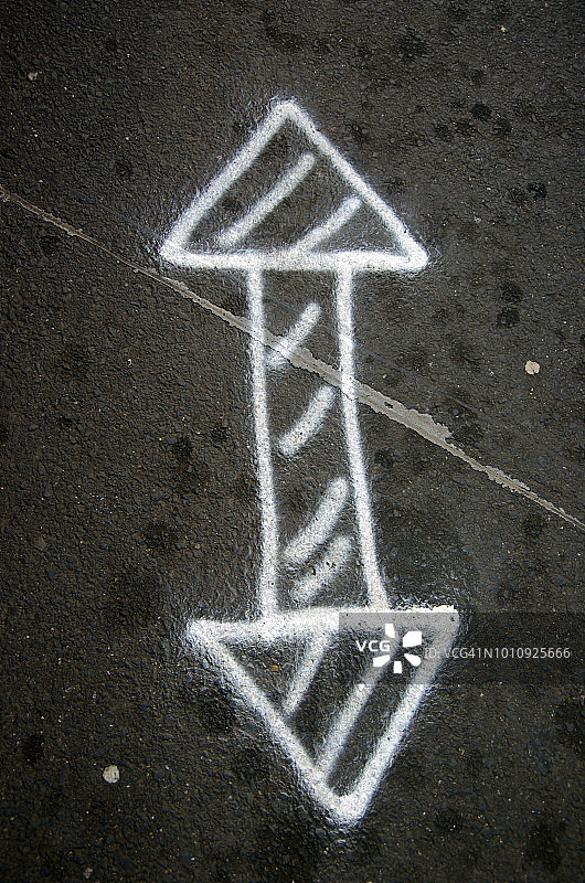 施工道路上喷绘的双箭头图片素材