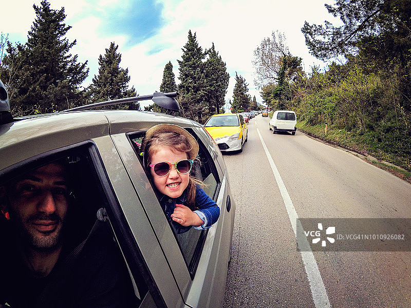 从车窗挥手的小女孩图片素材