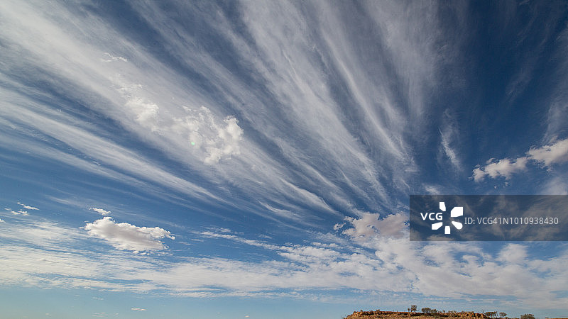 昆士兰内陆上空的高积云和卷层云图片素材