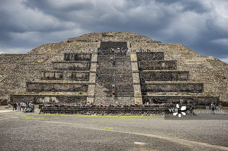 特奥蒂瓦坎月亮金字塔正面景观图片素材