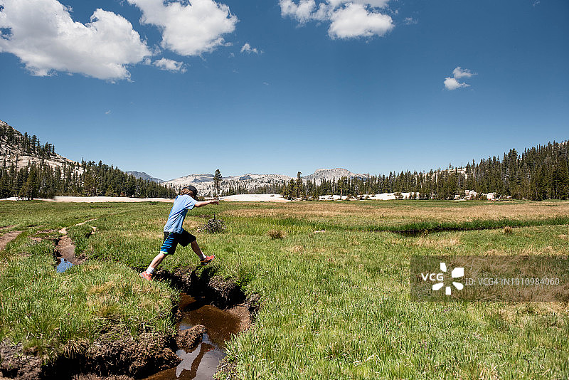 孩子在加利福尼亚高山远足、跳跃、探索和玩耍，背景是教堂峰图片素材