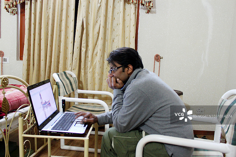 摄影师用笔记本电脑编辑照片图片素材