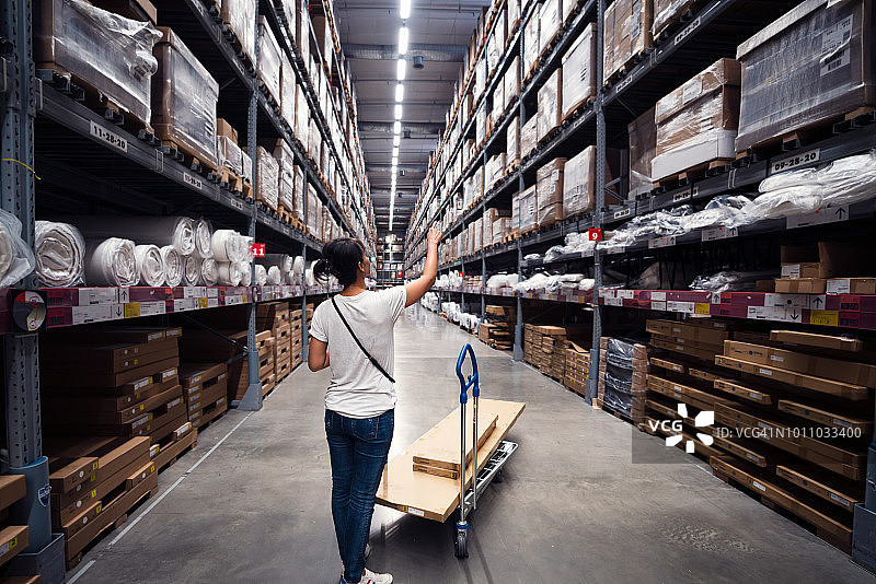 女人在仓库家具店购物图片素材
