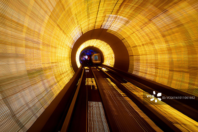 隧道中的光条纹图片素材