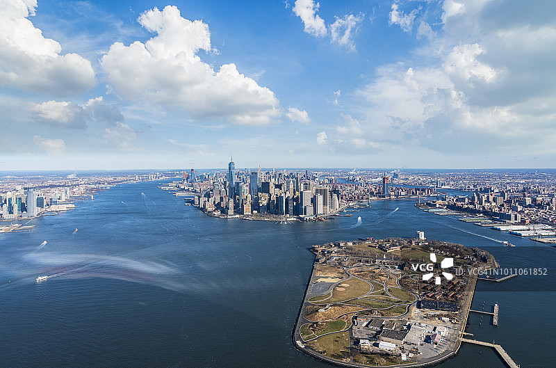 曼哈顿天际线和总督岛鸟瞰图图片素材