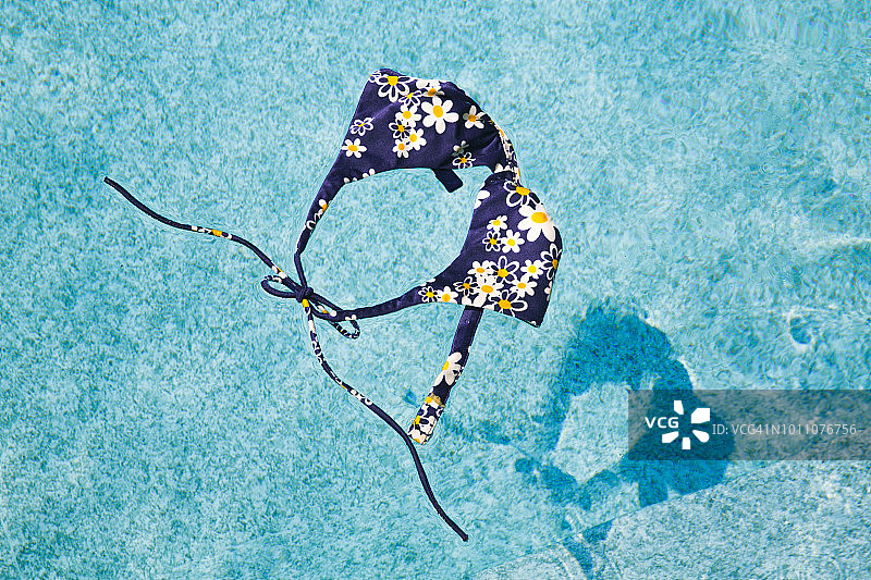 复古比基尼上装漂浮在游泳池，暗示，夏天的浪漫，夏天的放纵，裸泳没有人图片素材