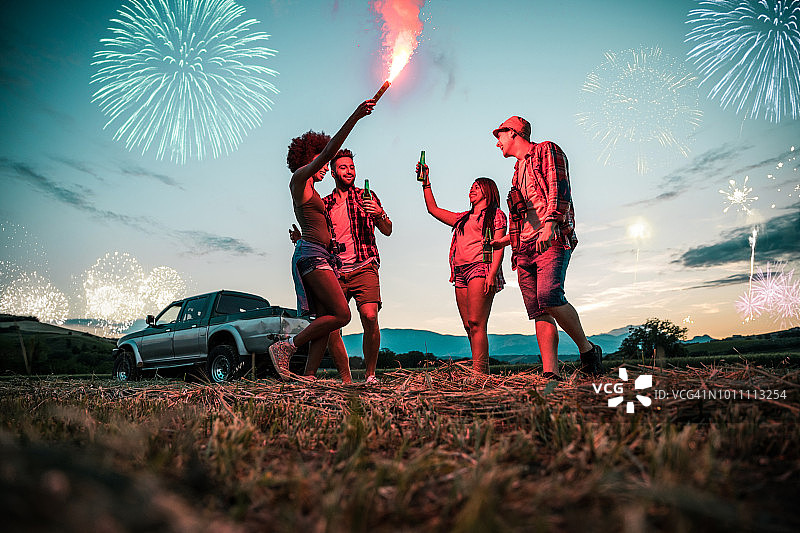 朋友们在户外燃放烟花庆祝节日图片素材